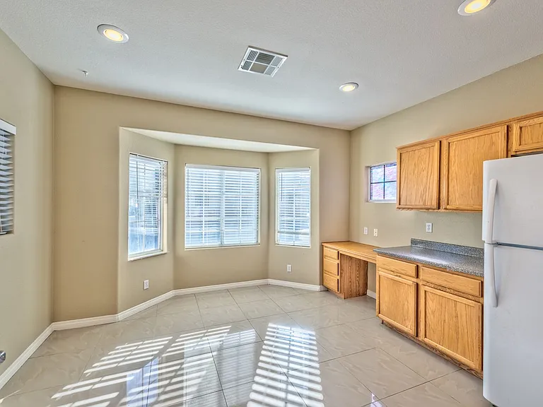 9926 Star Lake Ave — Photo 4