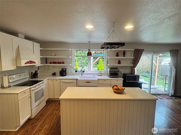 2nd image of 7455 Glacier Ridge Place SE