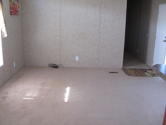 Living Area - 9 ft ceilings