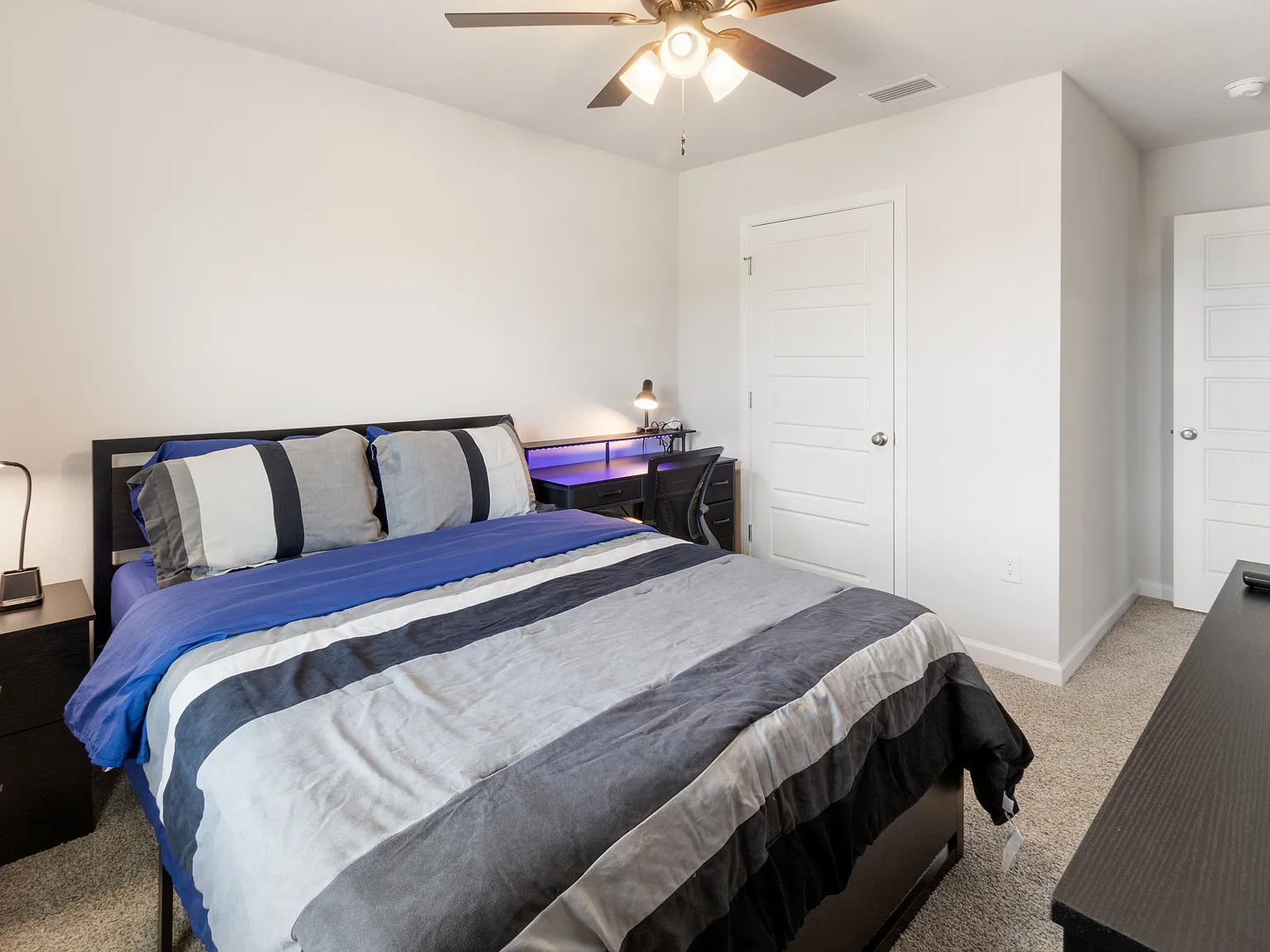4 bed, 1992 sqft, $2,000 — Photo 2