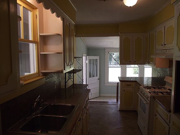 5th image of 169 Laurel St