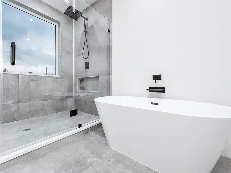 319 N Nagle St — Photo 39