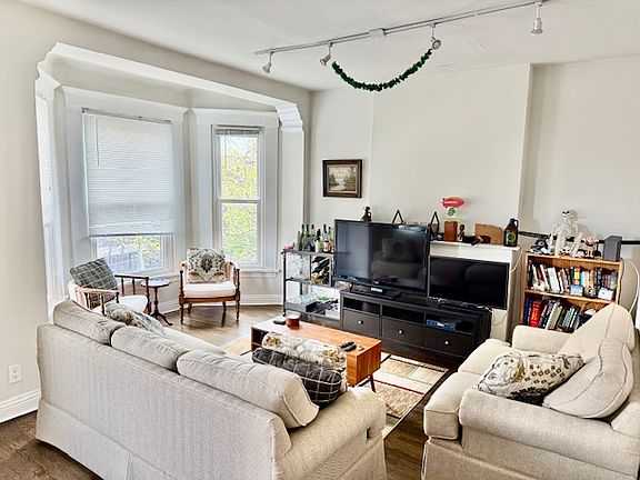 3rd image of 651 W Armitage Ave #3