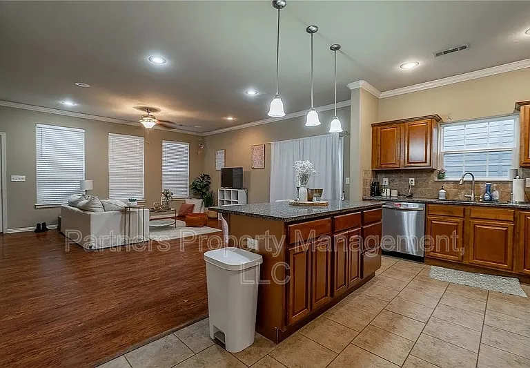 606 N Tennyson Ln — Photo 4