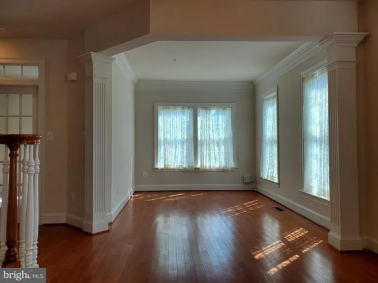 411 Greenebaum Ln — Photo 4
