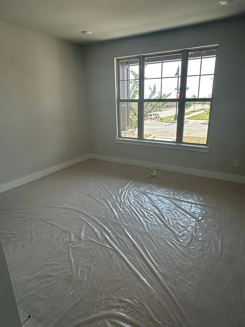 Spacious 5BR House in Aubrey — Photo 4