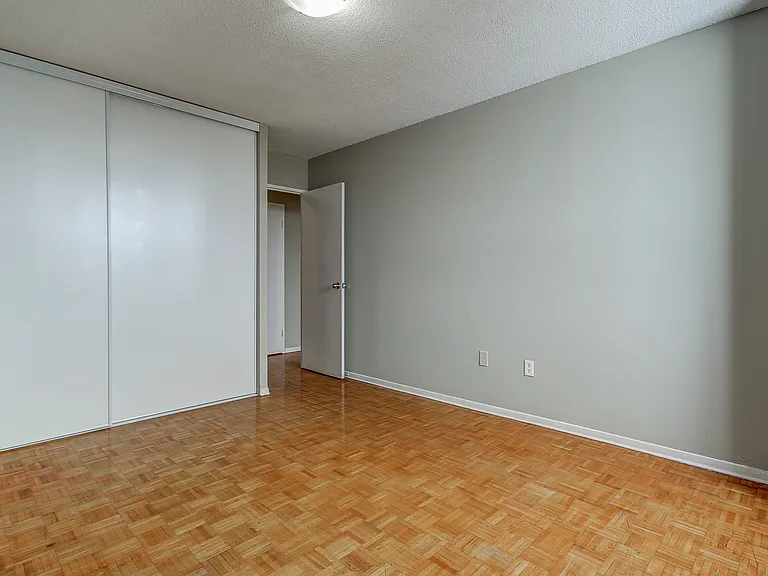 15 Eastbourne Dr — Photo 17