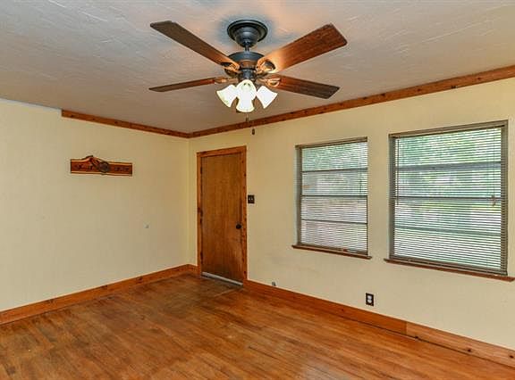 3rd image of 1208 Woodcrest Ln