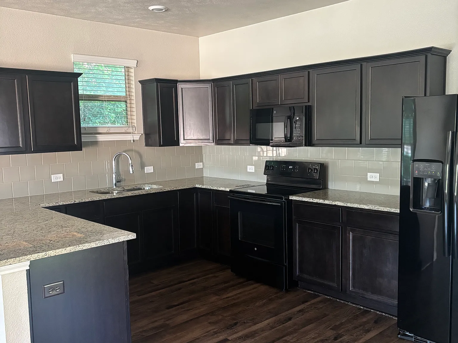 3 bed, 1455 sqft, $1,900 — Photo 3