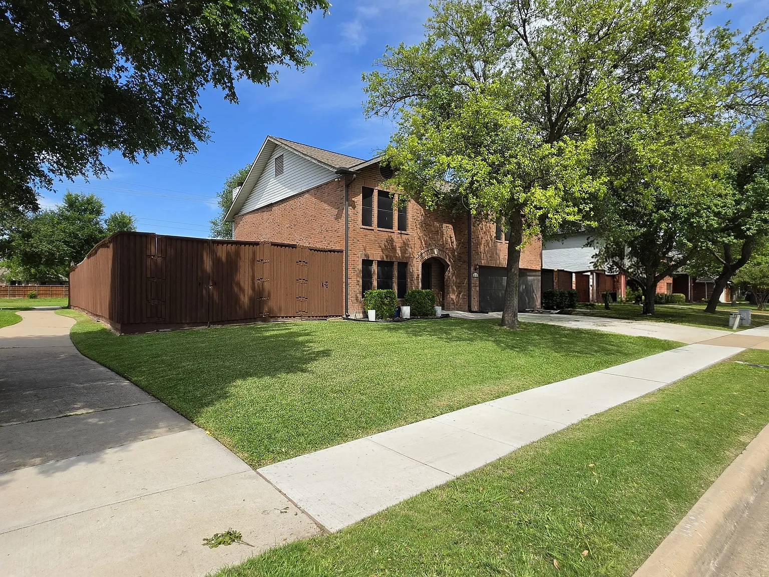4 bed, 2.5 bath, 2806 sqft, $3,200 — Photo 3