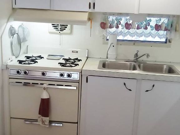 4th image of 235 Esther St