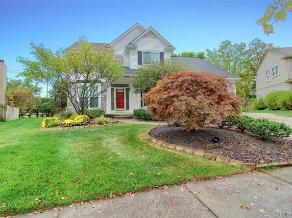 1189 Colt Dr, South Lyon, MI 48178