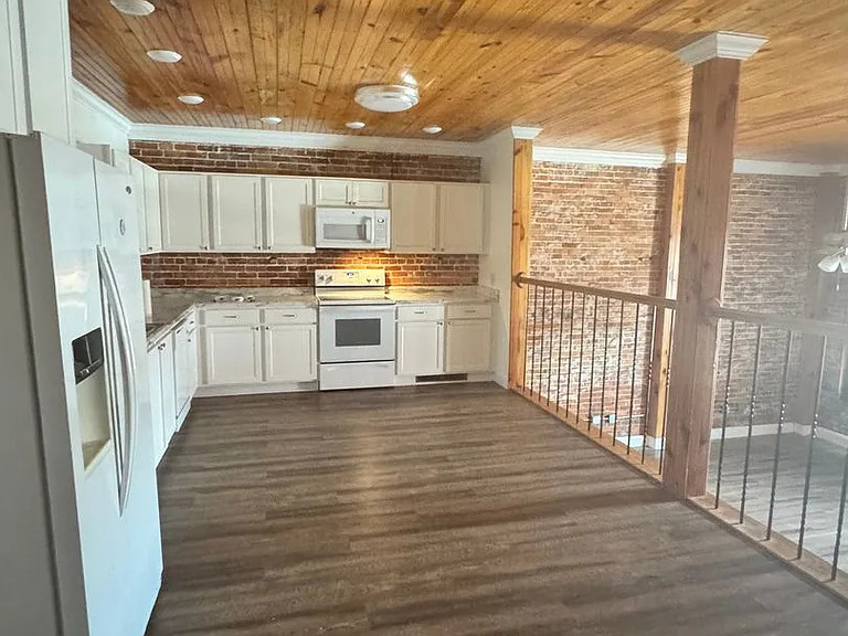 33 W Oak St #A — Photo 1