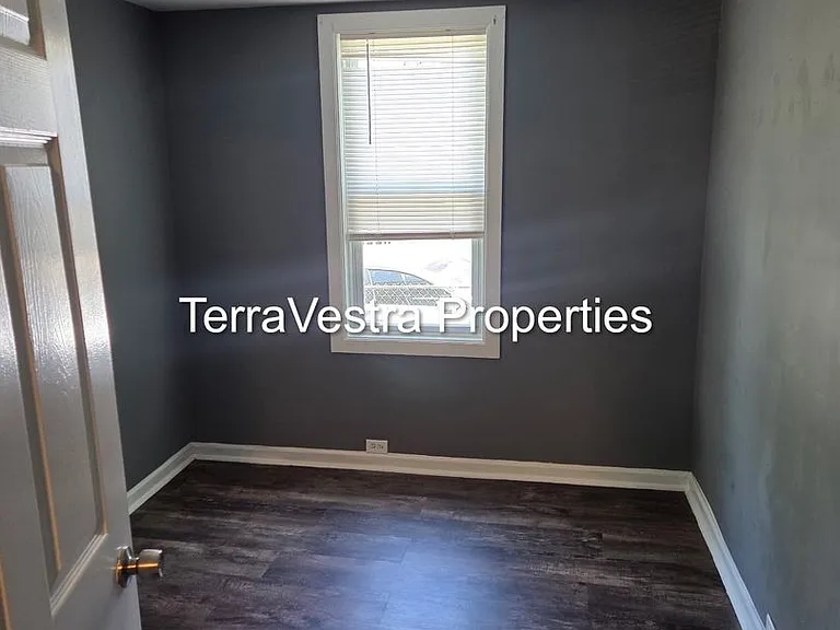 242 W Washington St — Photo 3