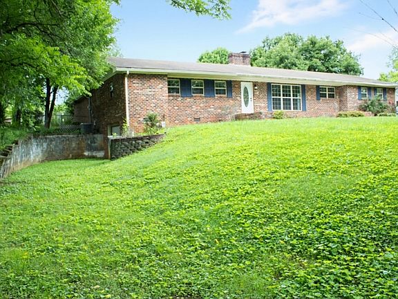 3rd image of 814 Cedar Springs Rd