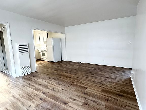 3rd image of 7024 Hawthorn Ave #106