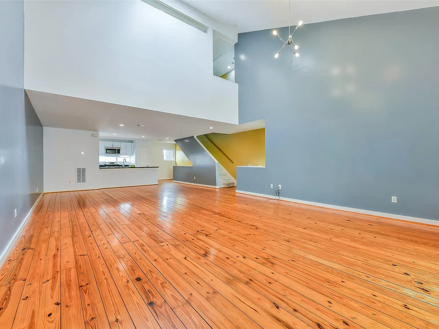 3 bed, 2.0 bath, 1969 sqft, $2,350 — Photo 3