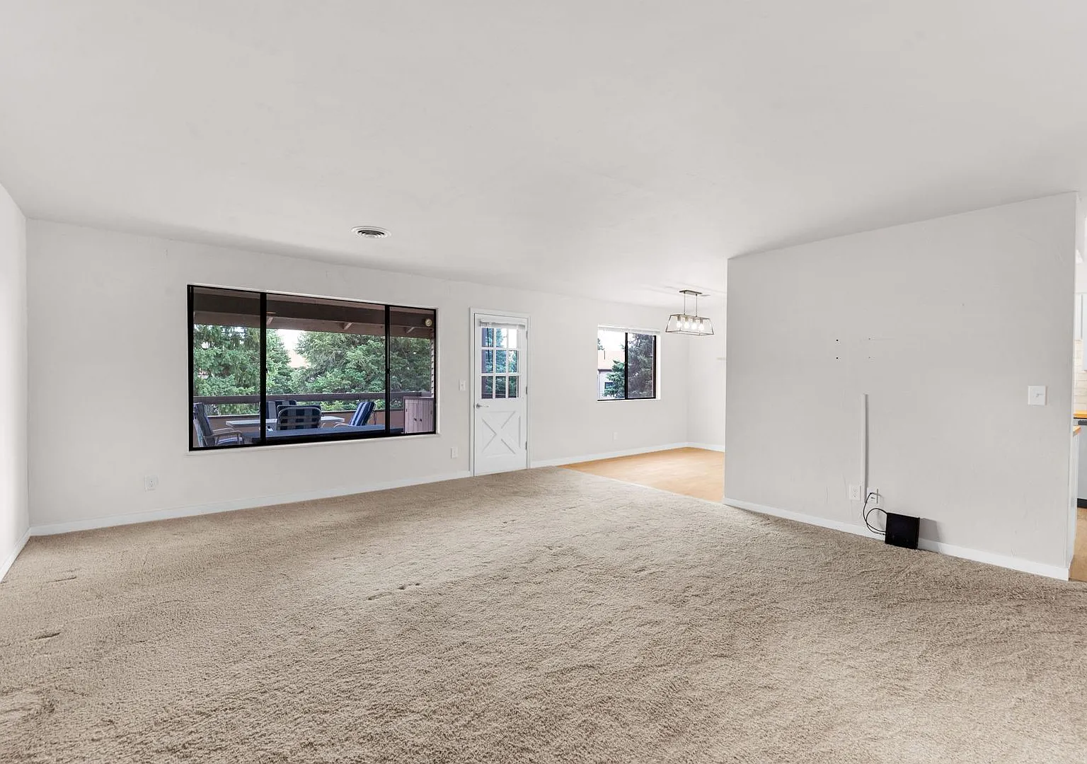 Spacious 3 Bedroom 2 Bathroom Unit — Photo 3