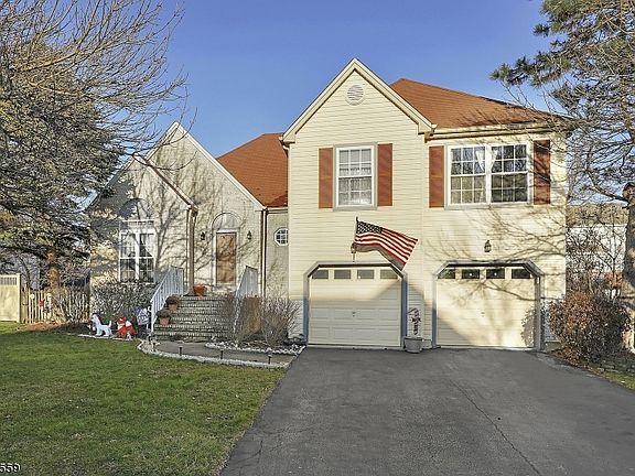 3rd image of 8 Melanie Ln