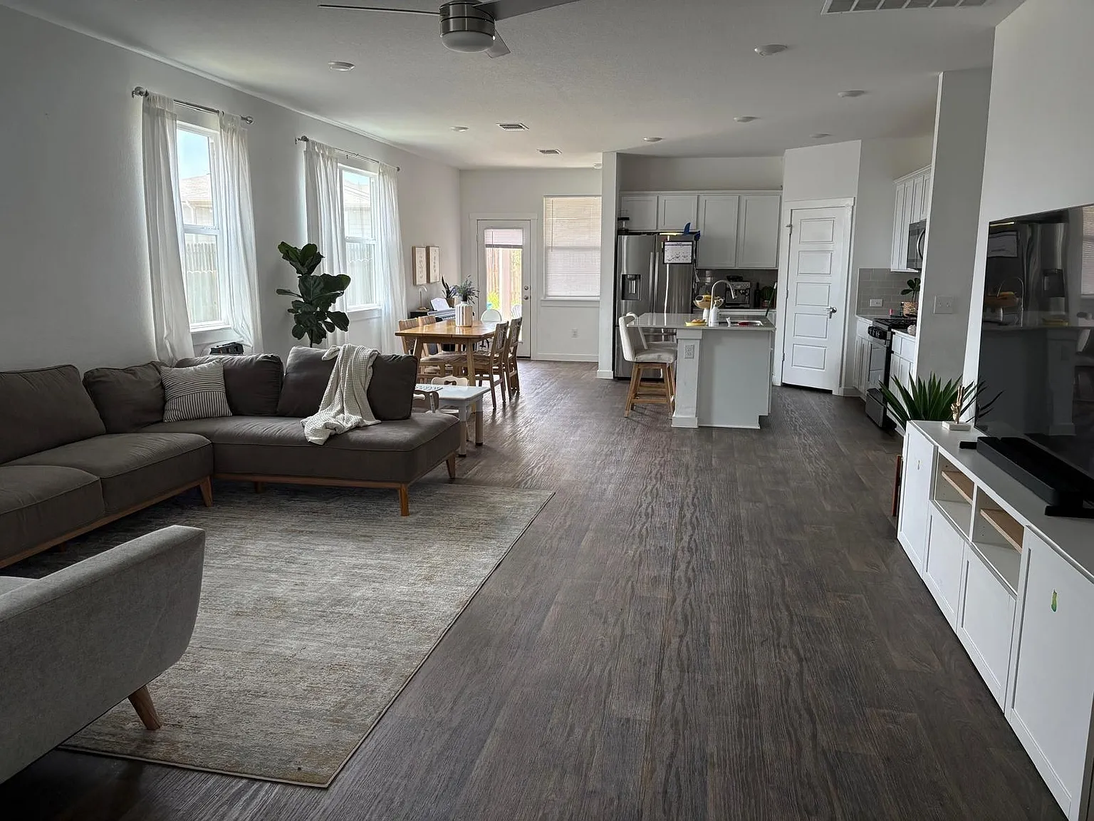 4 bed, 3.0 bath, 2322 sqft, $2,500 — Photo 3