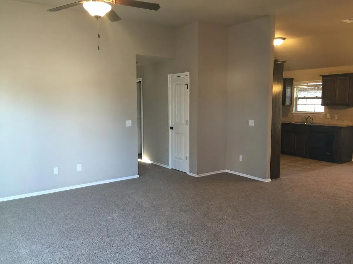 3 bed, 1280 sqft, $1,560 — Photo 2