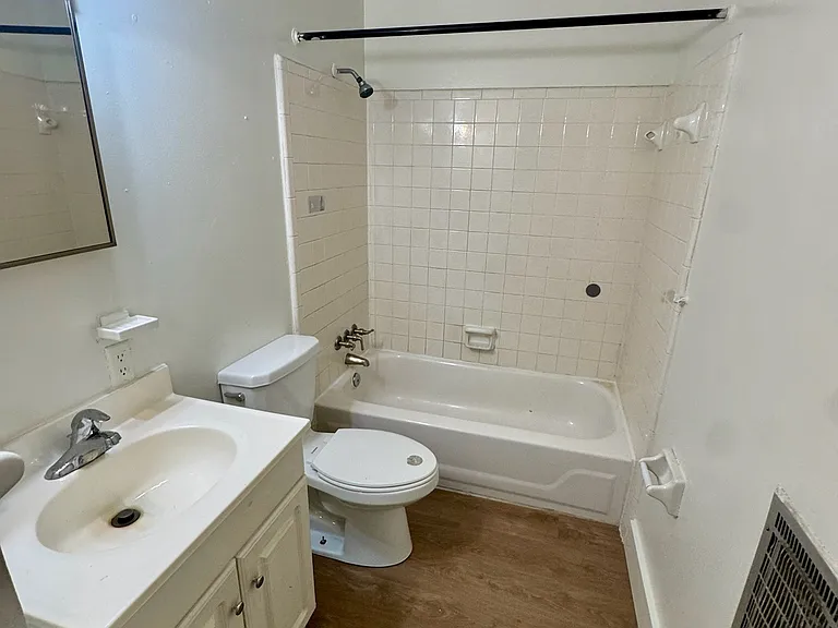 604 Colonial Ct #11 — Photo 4