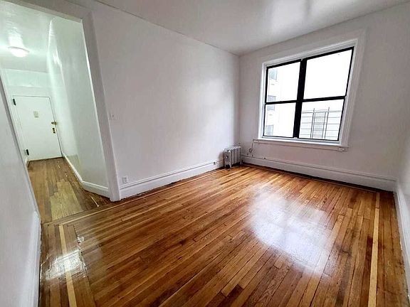 4th image of 2114 Daly Ave #4R