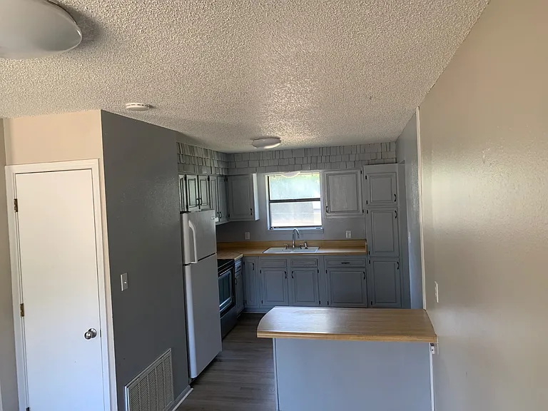 2122 W Austin Ave — Photo 4