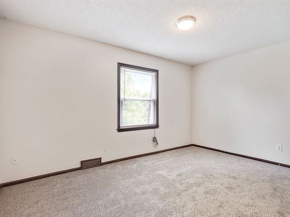 5th image of 303-405 Hawthorne Ct #307-A