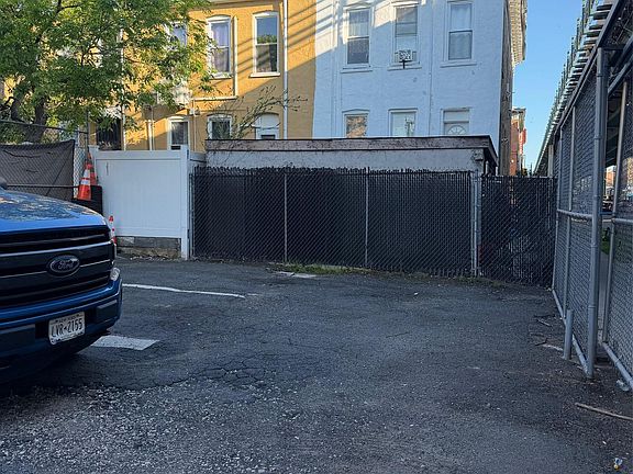 4th image of 2 Danforth