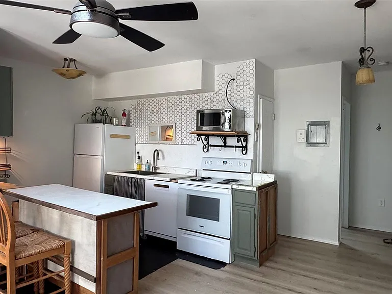475 W Broadway #B2 — Photo 6