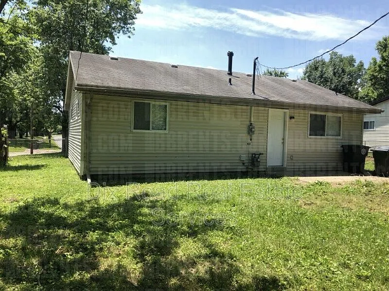 3 bed, 1.0 bath, 864 sqft, $1,050 — Photo 3
