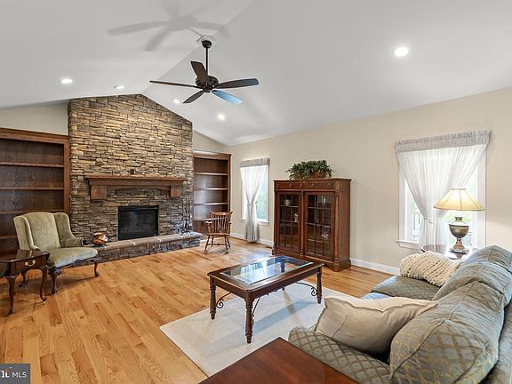4th image of 135 Kinross Dr