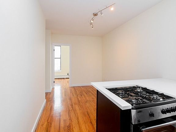 2nd image of 1063 Pacific St #2B