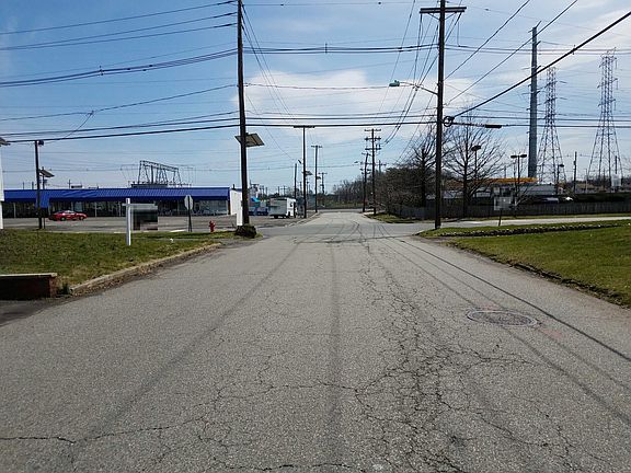 5th image of 26 Menlo Ave