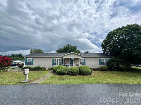 308 Riverwind Dr, Hendersonville, NC 28739