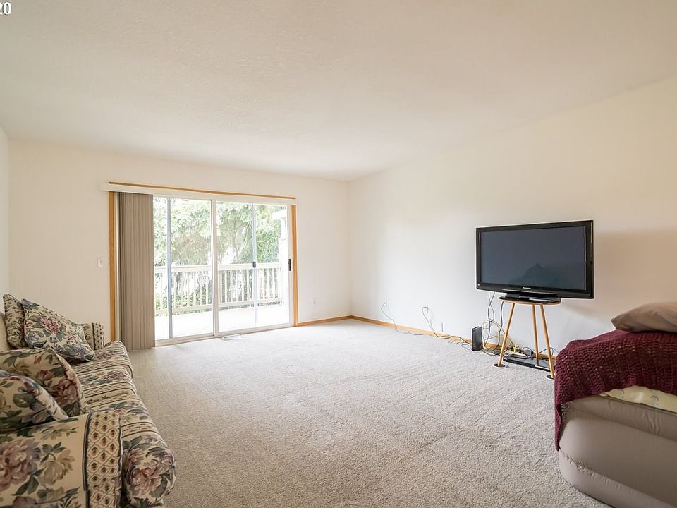 2nd image of 15041 NE Siskiyou Ct