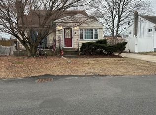 417 N Monroe Avenue, Lindenhurst, NY