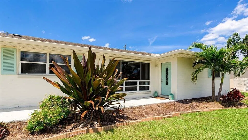 4 bed, 2.0 bath, 1921 sqft, $4,000 — Photo 2