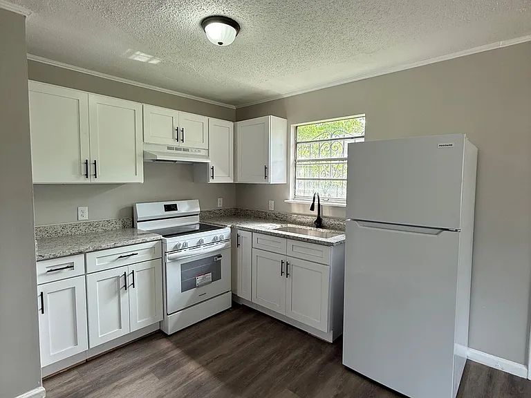 3720 Howard Ave SW — Photo 2