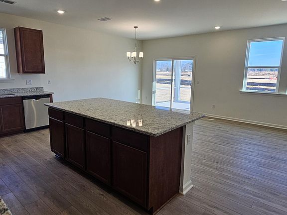 5th image of 246 Norman Ave