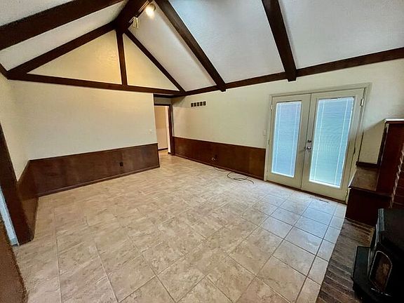 5th image of 516 NE Country Club Dr