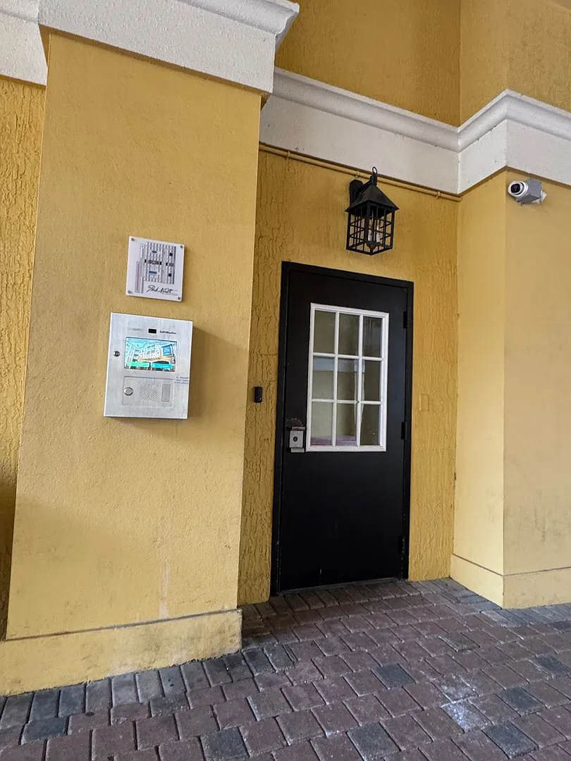 Charming two bedrooms & two bathrooms on Ground-Floor Condo Near downtown! — Photo 2