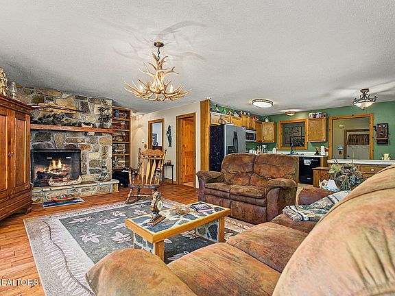 5th image of 4222 Fox Hunters Ln