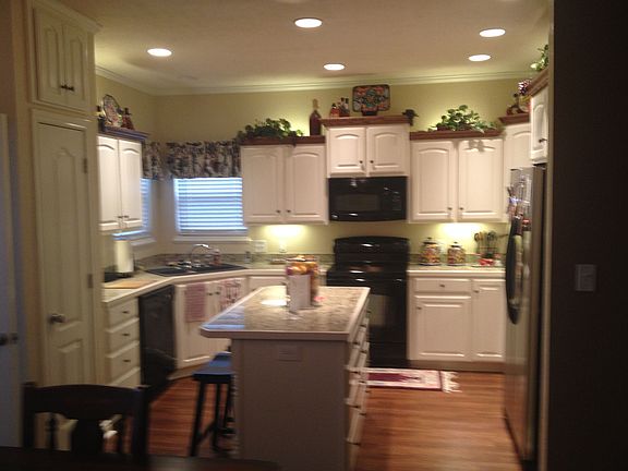 3rd image of 902 Arnold Ln