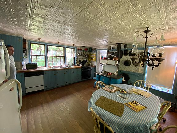 5th image of 25 Stonewall Farm Dr