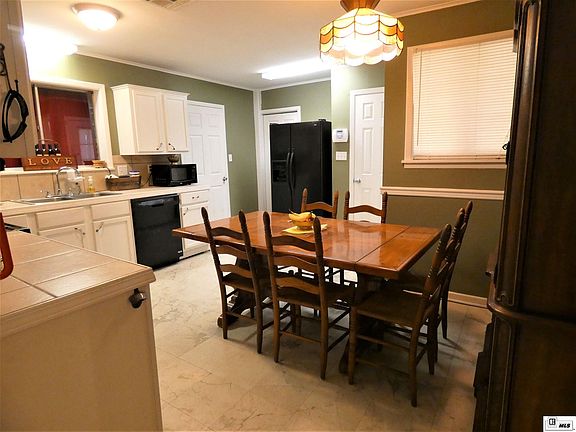 5th image of 403 Shady Oaks Dr