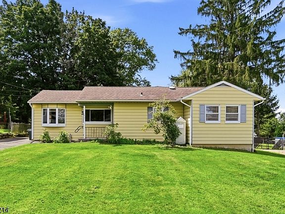 2nd image of 32 Conestoga Trl