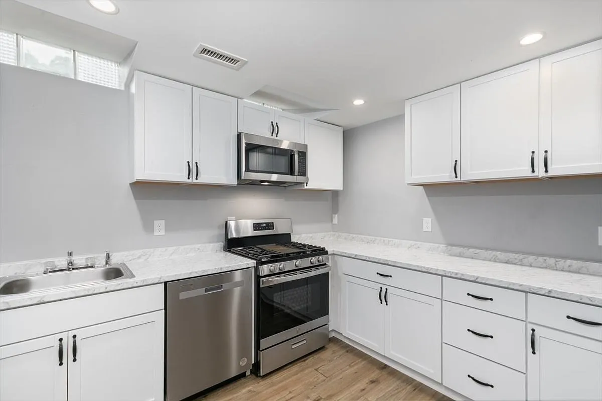 3 bed, 1.0 bath, 1213 sqft, $2,600 — Photo 3