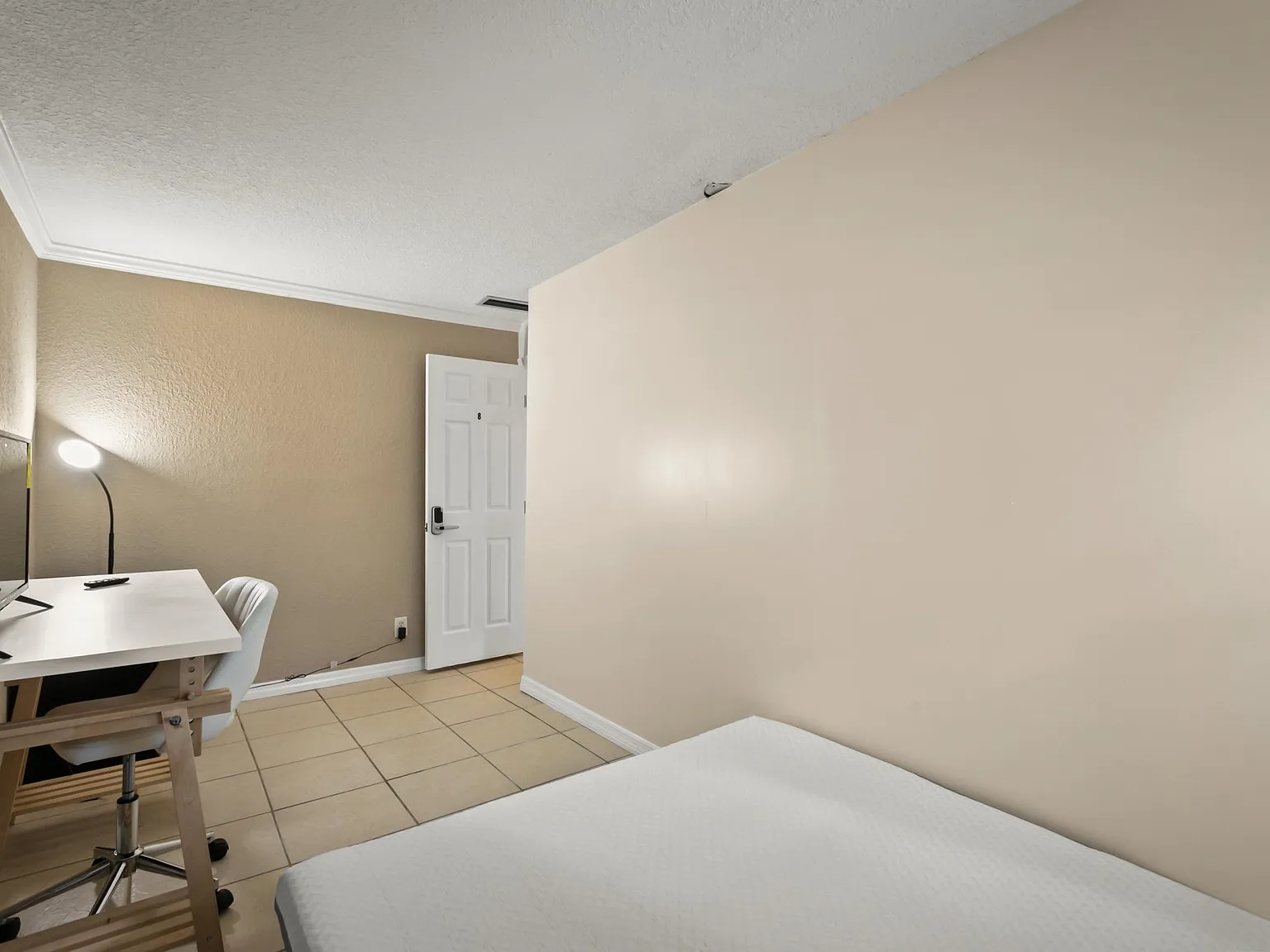 4 bed, 2.0 bath, 1985 sqft, $854 — Photo 1